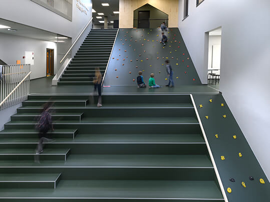 Marmoleumkledd trapp ved Lindbjergskolen i Danmark
